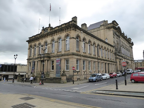 Front view of Huddersfield Town Hall